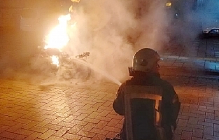 Motosiklet Cadde Ortasında Alev Alev Yandı