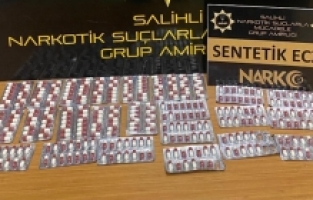 Üzerlerinde sentetik ecza hapı ile yakalandılar