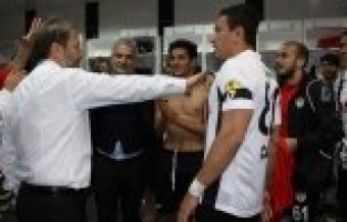 ABDULLAH MERGEN GALİBİYET SONRASI OMUZLARA ALINDI