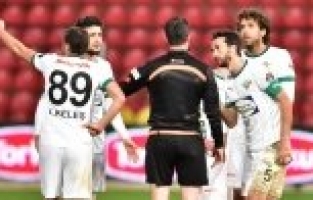 AKHİSAR BELEDİYESPOR SKORU KORUYAMADI