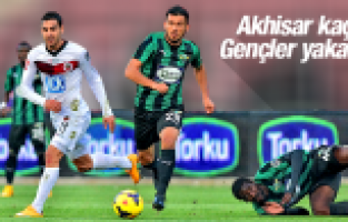 AKHİSAR KAÇTI GENÇLER YAKALADI