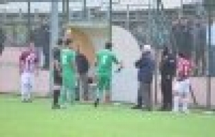 AMATÖR MAÇTA HAKEMLER BAYRAĞI UNUTUNCA...