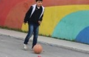 BASKETBOL TOPUYLA FUTBOL OYNAYAN OKULA SAVAŞ DUMAN MALZEME YARDIMI YAPTI