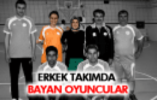ERKEKLERİN İÇİNDE 2 KADIN VOLEYBOLCU