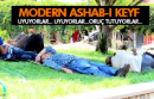 İFTARI PARKTA UYUYARAK BEKLİYORLAR
