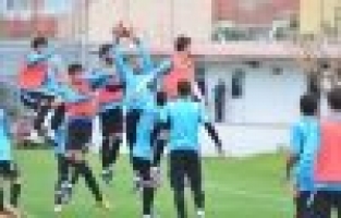 KIRMIZILAR MAVİLERİ YENDİ 2-1