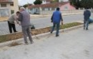 Kula'da Şehitler Caddesi Çiçeklendiriliyor