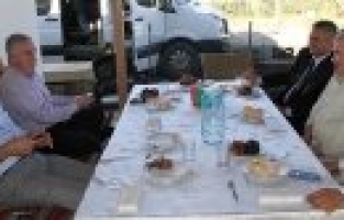 RECAİ BERBER’DEN ORGANİK ZEYTİN ÇİFTLİĞİNE ZİYARET