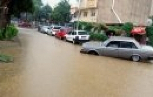 Sağanak Yağmur Salihli'de Hayatı Felç Etti