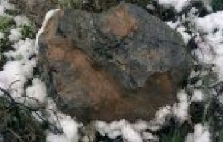 Salihli'de 350 kiloluk kaya parçası yola düştü