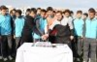 SÜPER GENÇLERE MUHTEŞEM KUTLAMA