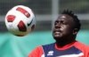 ZENKE BİTTİ MEHMET AKYÜZ SIRADA