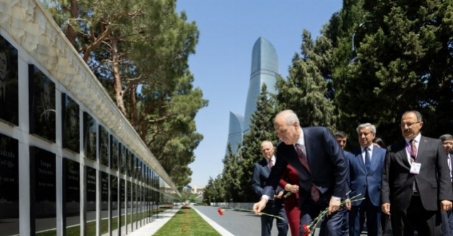 Kurtulmuş, Bakü'de şehitliği ziyaret etti