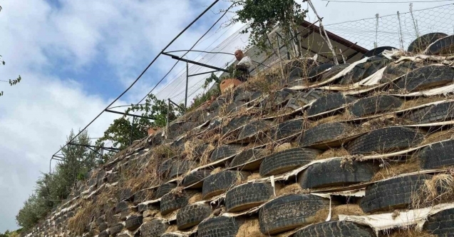 Atık lastiklerle kale gibi duvar ördü