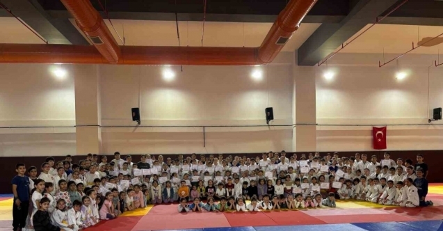 Salihli’de 250 judocu kemer sınavında ter döktü