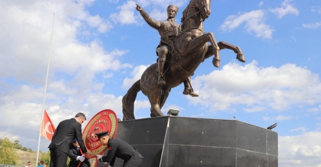 Selendi’de çelenk sunma töreni yapıldı