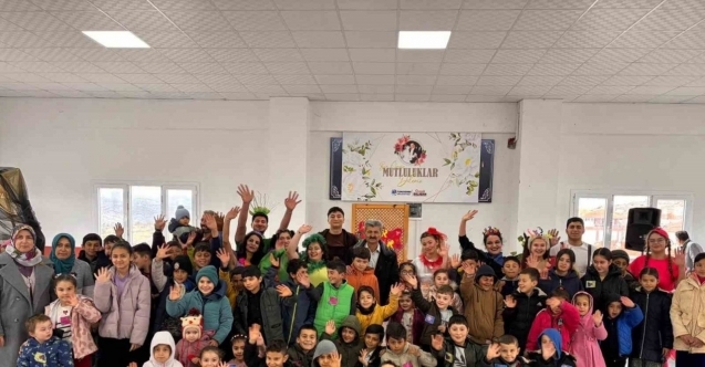 Çocuklar sağlıklı beslenmeyi tiyatroyla öğrendi