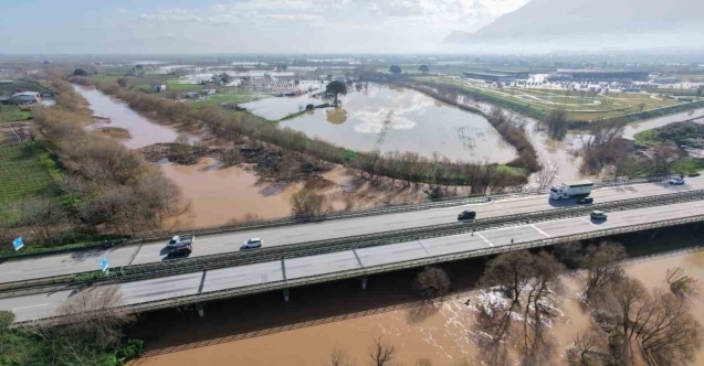 Adımla geçilen nehir taştı