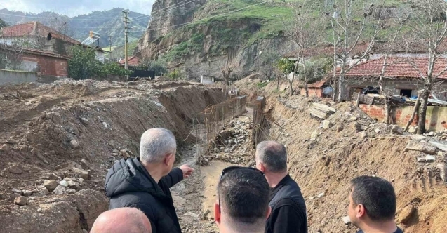 Alaşehir’de selin vurduğu yollar onarılıyor