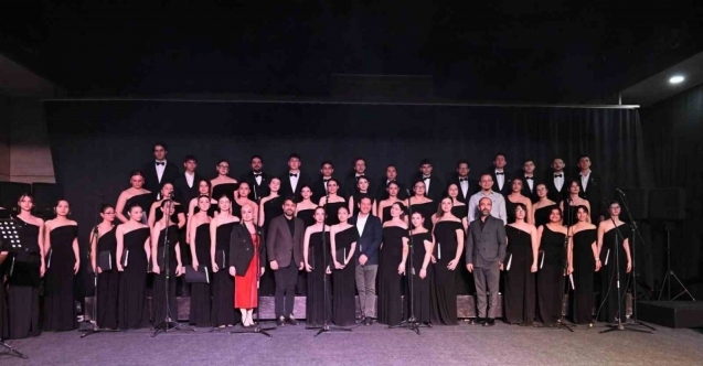 Çok sesli gençlik ve çocuk korosu sanatseverlerle buluştu