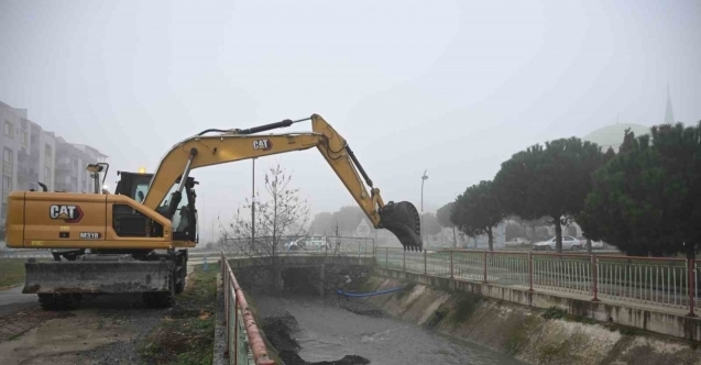 Dereyi çöplüğe çevirmişler