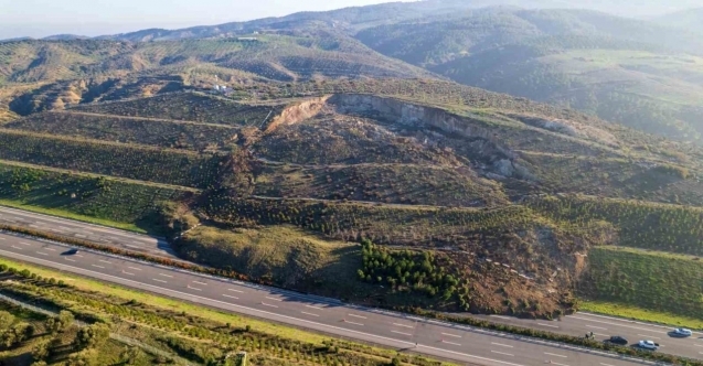 İzmir - İstanbul otoyolunda korkutan heyelan
