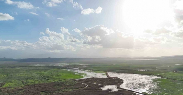 Kuruyan Marmara Gölü’ne yeniden su girişi başladı
