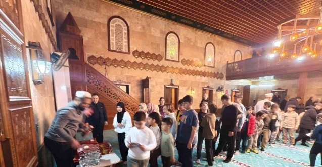 Manisa’da teravih sonrası çocuklara sürpriz