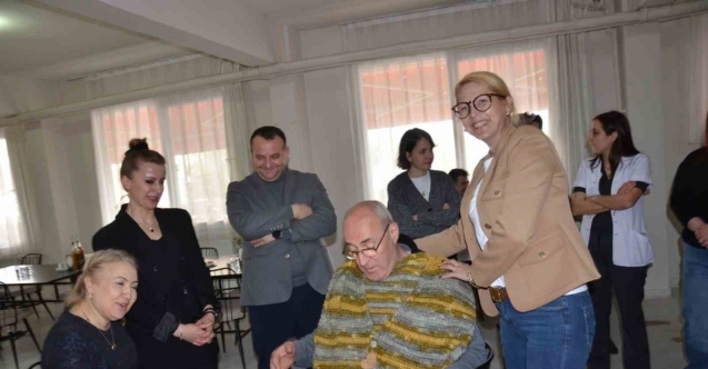 Kadın doktorlardan yaşlılara sıcacık dokunuş