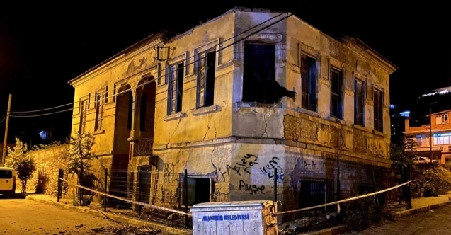 Manisa’da çatısı ve duvarları çöken tarihi bina kokuttu