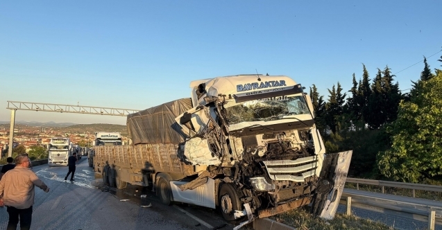 Tır başka bir tıra arkadan çarptı, yol trafiğe kapandı