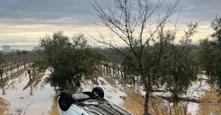 Manisa’da kaza yapan sürücü otomobilini bırakıp kaçtı