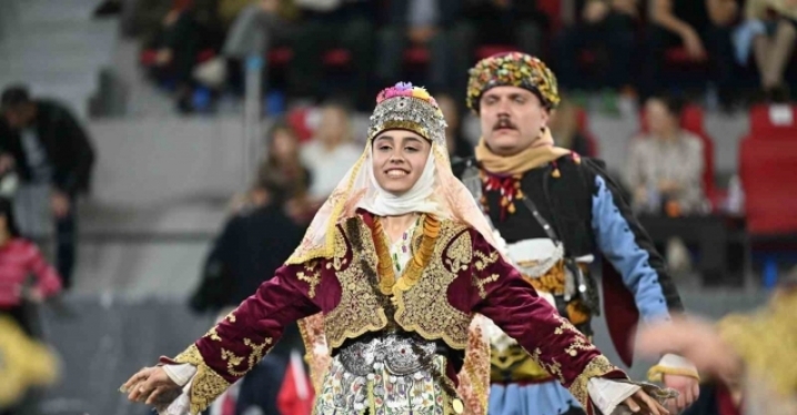 Halk oyunları yarışmasına Manisa Büyükşehir Belediyespor damga vurdu