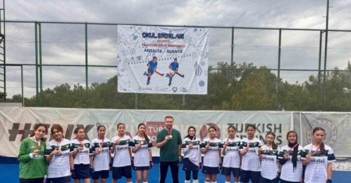 Manisa’nın kızları turnuvadan şampiyon ayrıldı