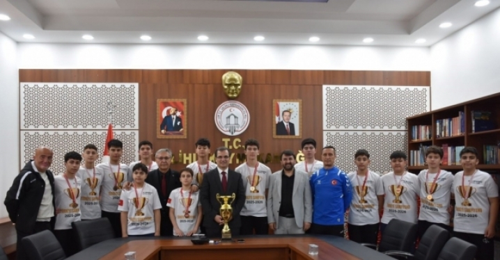 Şampiyonlar kazandıkları kupayı, Kaymakam Güldoğan’a götürdü
