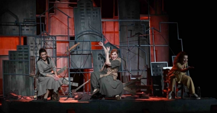 ’Sen İstanbul’dan güzelsin’ oyunu Manisalıları büyüledi