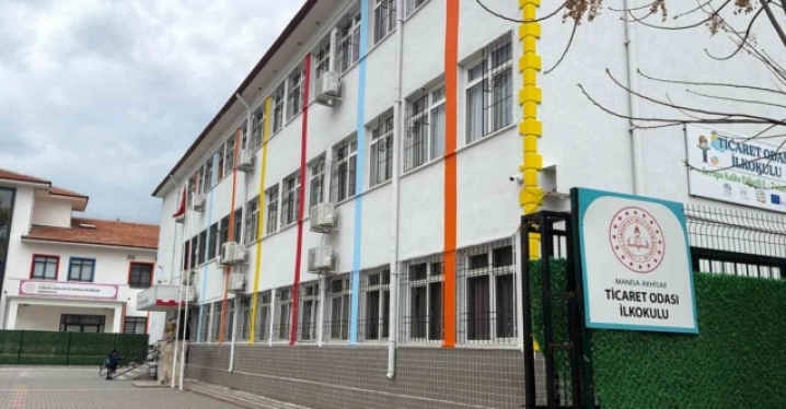 Sınıfın düşen tavan sıvası 3 öğrenciyi yaraladı