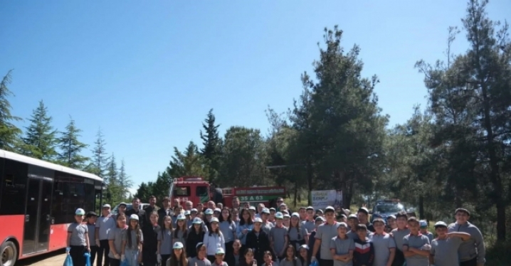 Öğrenciler ve protokol el ele çöp topladı