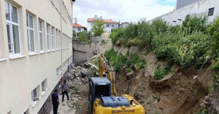 Selendi’de çöken okul duvarında yapım çalışmaları başladı