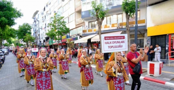 Soma’da Zeybek Festivali yoğun ilgi gördü