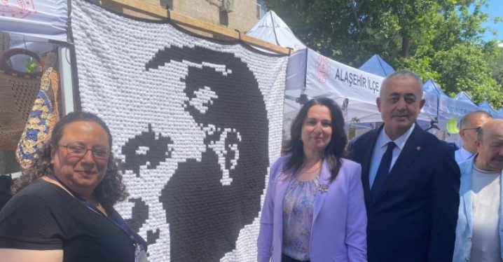 Manisa’da 7 bin 600 motifli Atatürk portresi sergiye damga vurdu