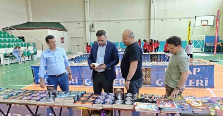 Sarıgöl’de binlerce kitap öğrencilerle buluştu