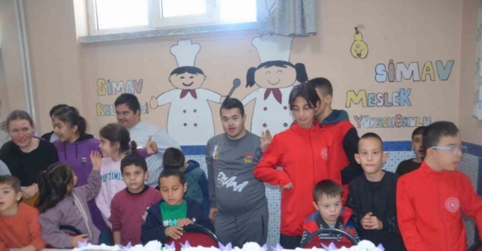 Özel öğrenciler Yeşim Akbaş’ı doğum gününde andı