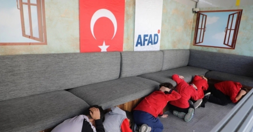 Deprem anı gerçekçi bir ortamda canlandırıldı