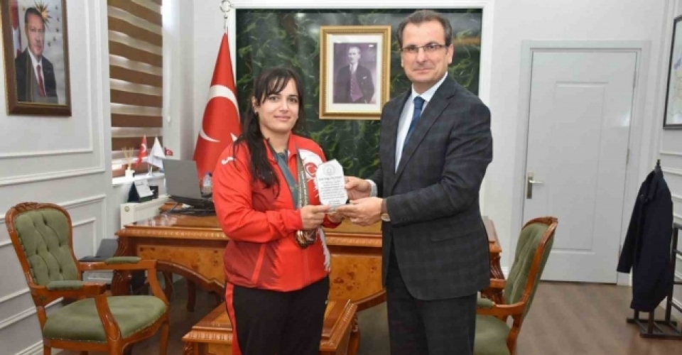 Olimpiyat madalyalı judocuya Kaymakam Güldoğan’dan plaket