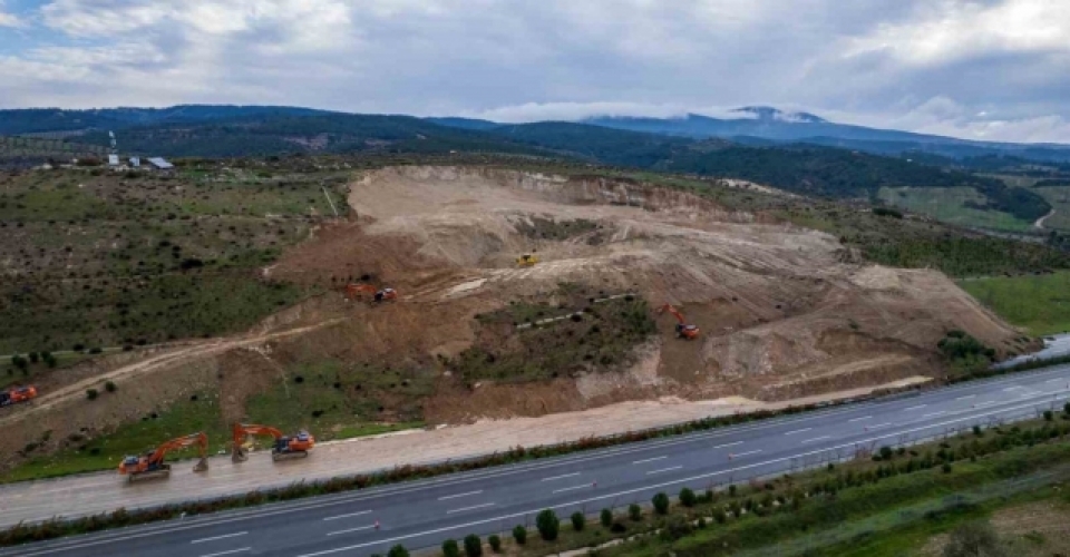 Heyelan yaşanan İzmir-İstanbul otoyolunda çalışmalar devam ediyor