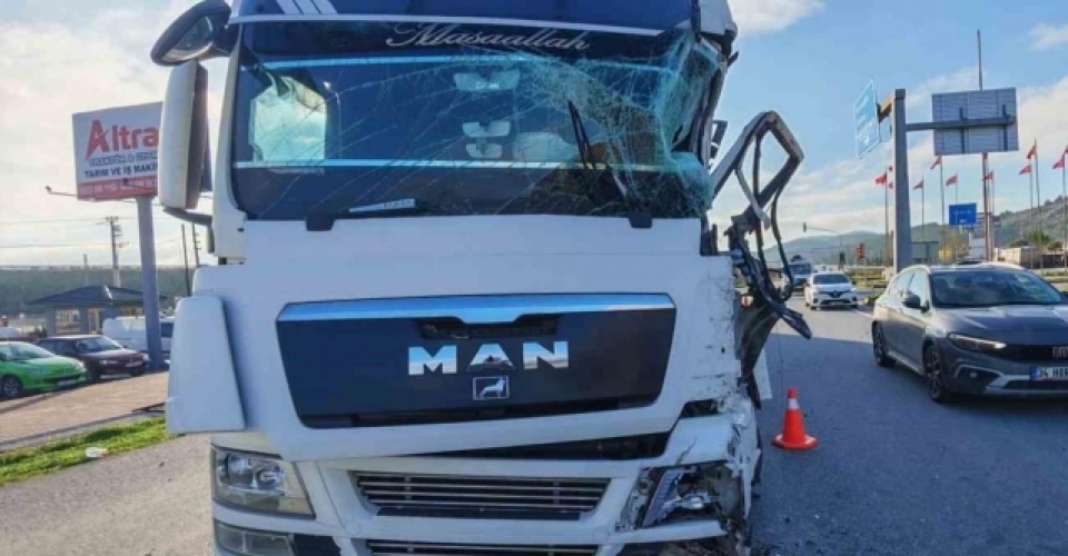 Kırkağaç’ta iki tır çarpıştı: 1 yaralı