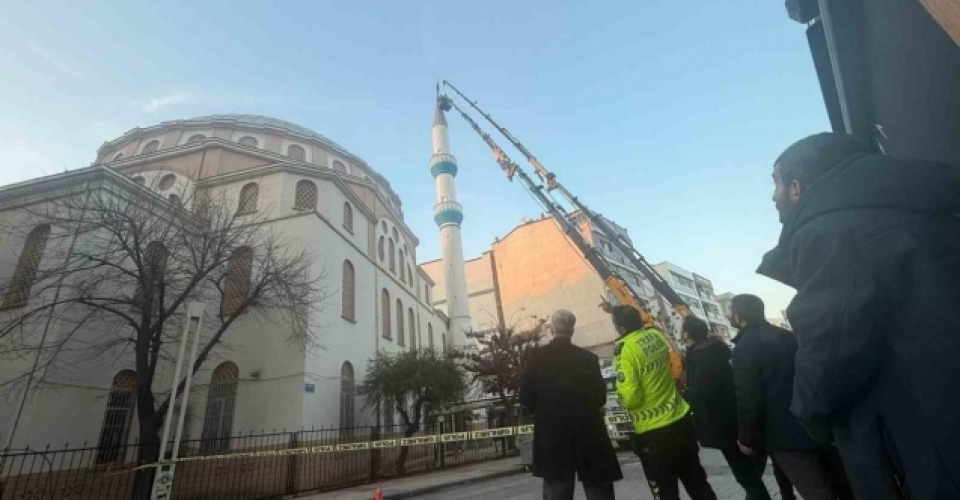 Turgutlu’da hasar gören cami minaresi vinçle düzeltildi