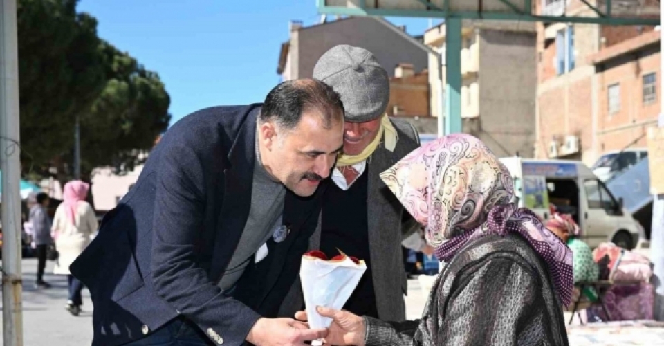 Başkan Kara’dan emekçi kadınlara ve sağlık çalışanlarına çiçek